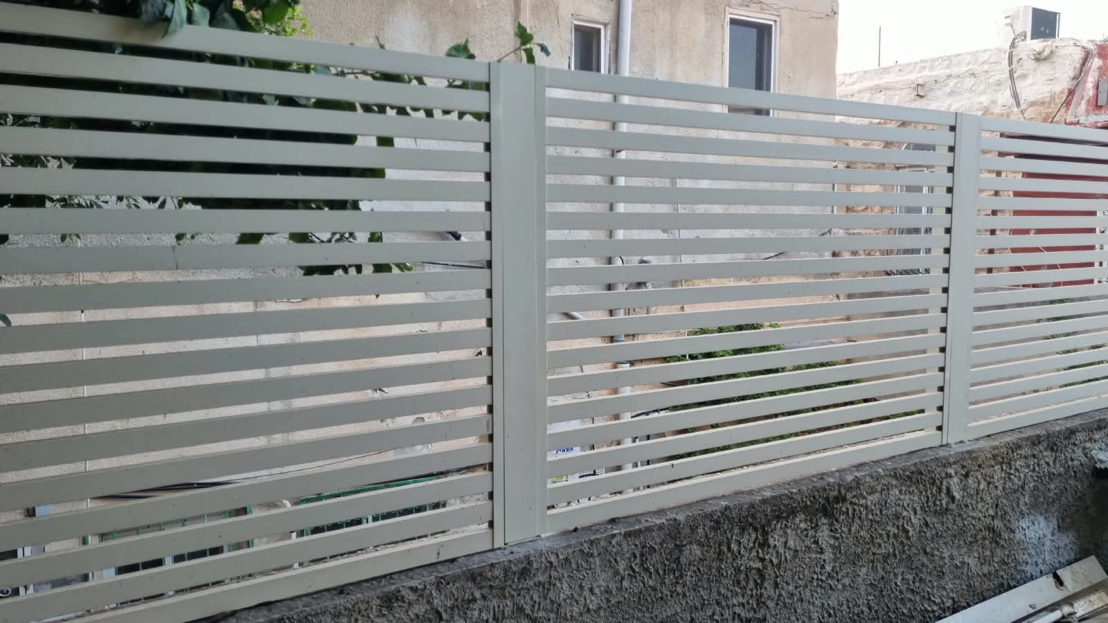 מבט על גדר פסים בהירה ועמודים במסגרת בהירה — ענק הצל